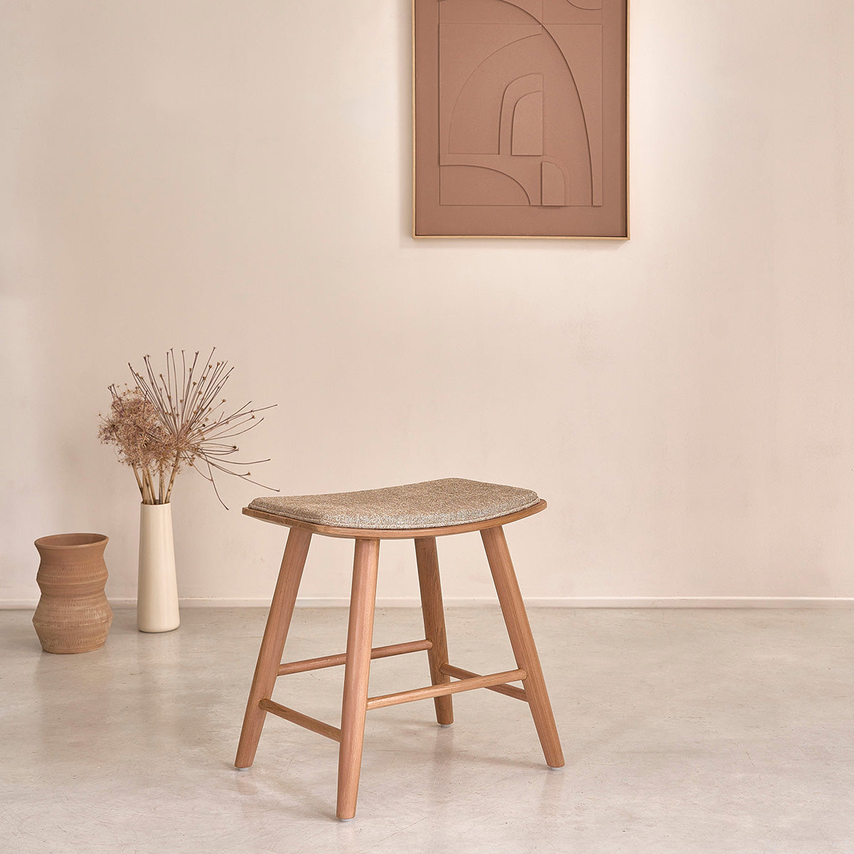 AMBRE - Taburete de teca maciza y terciopelo color crudo 45 cm