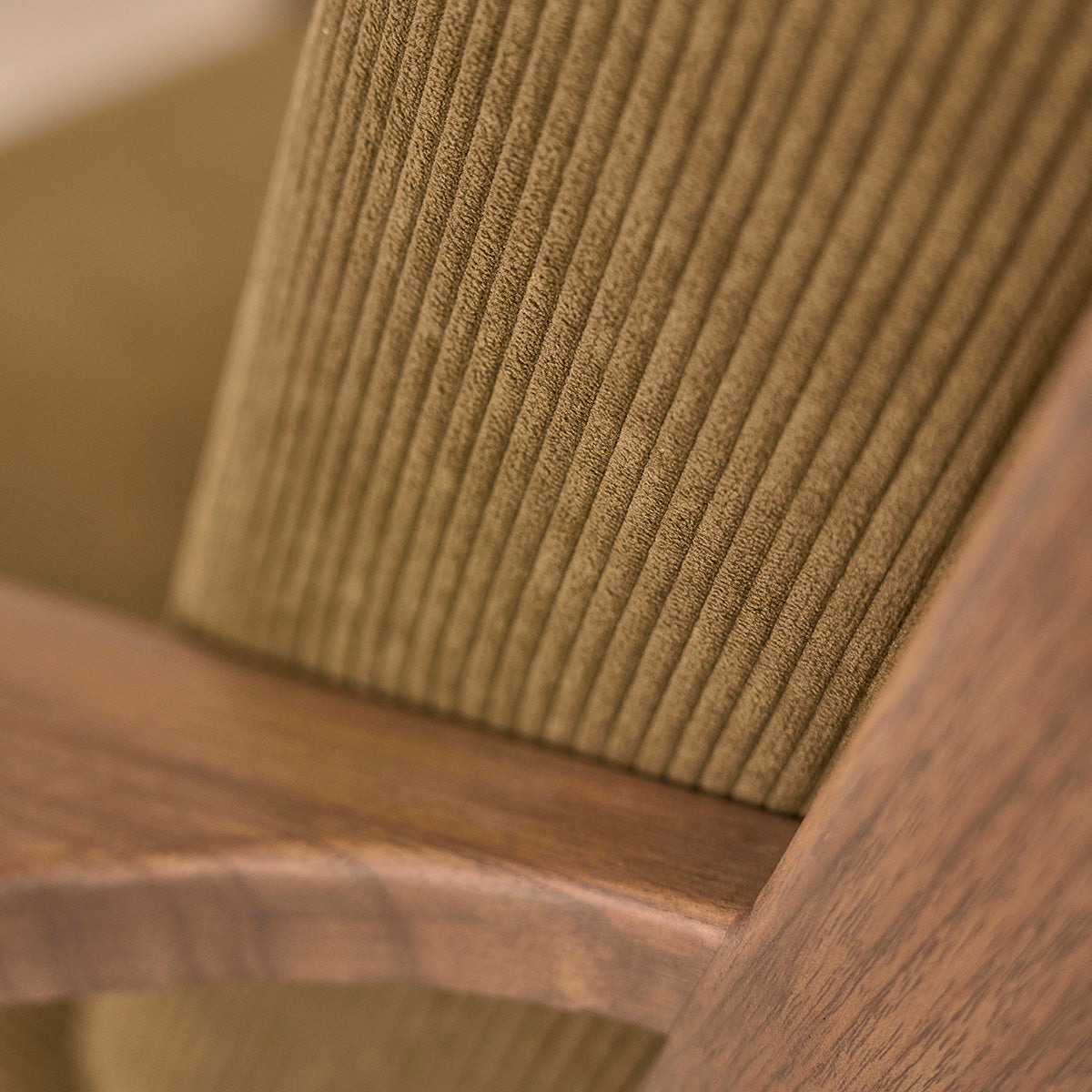 ACHILLE - Sillón de mindi macizo oscuro y terciopelo acanalado verde