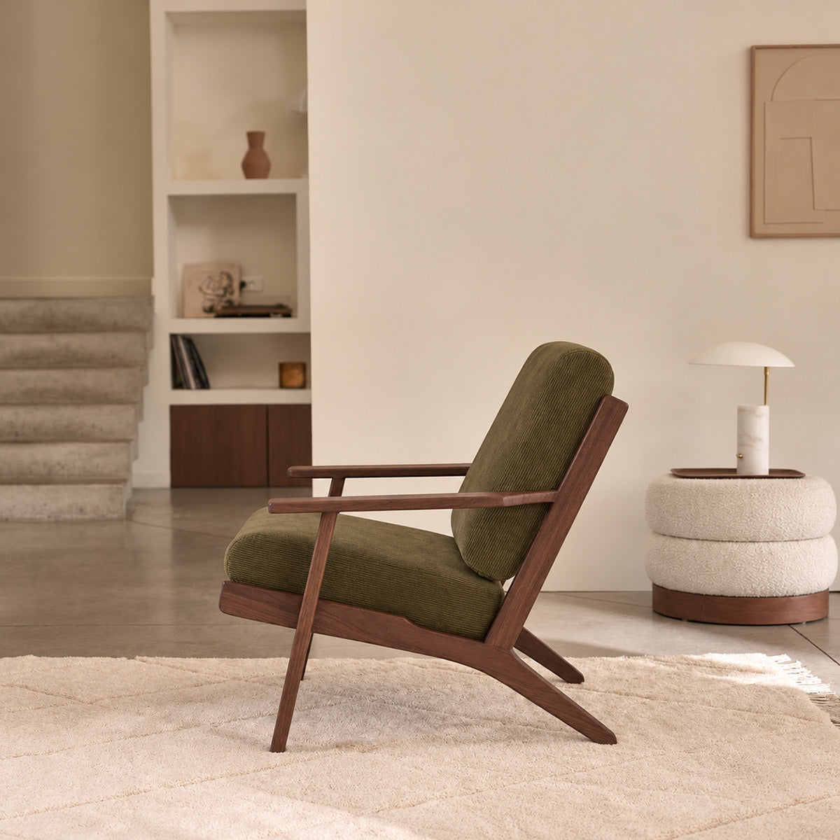ACHILLE - Sillón de mindi macizo oscuro y terciopelo acanalado verde