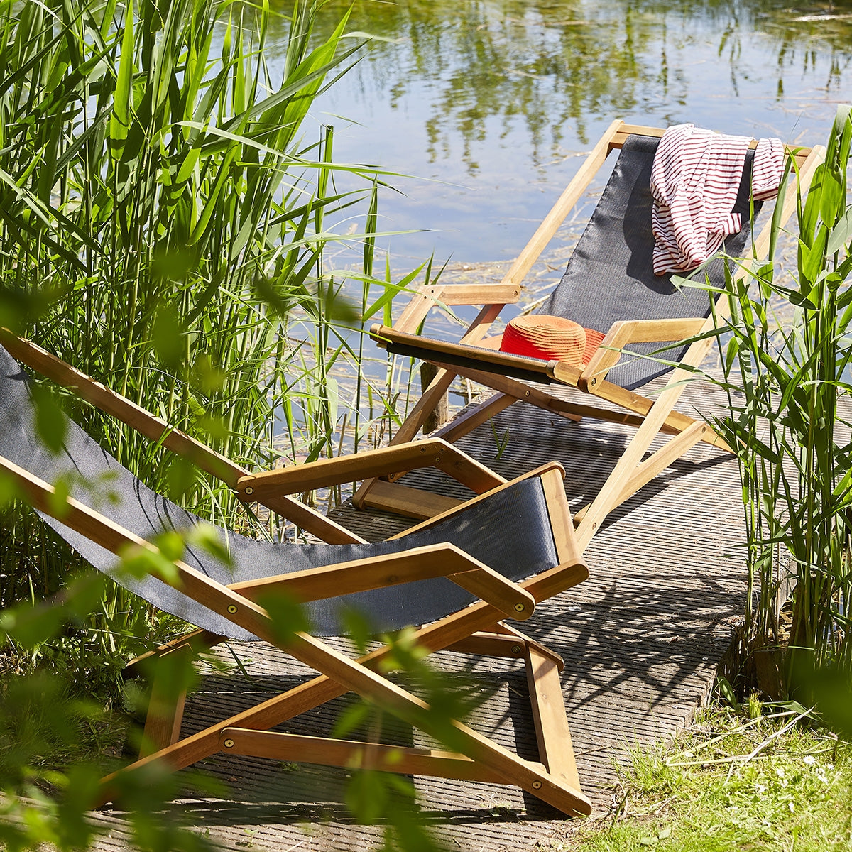 HANOÏ - Tumbona de acacia maciza y textileno negro
