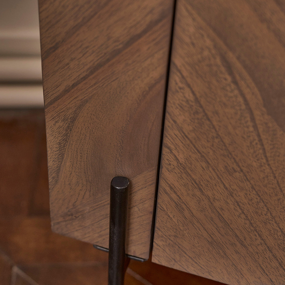 CALIX - Mueble bar de mindi macizo y metal acabado nogal 100 cm