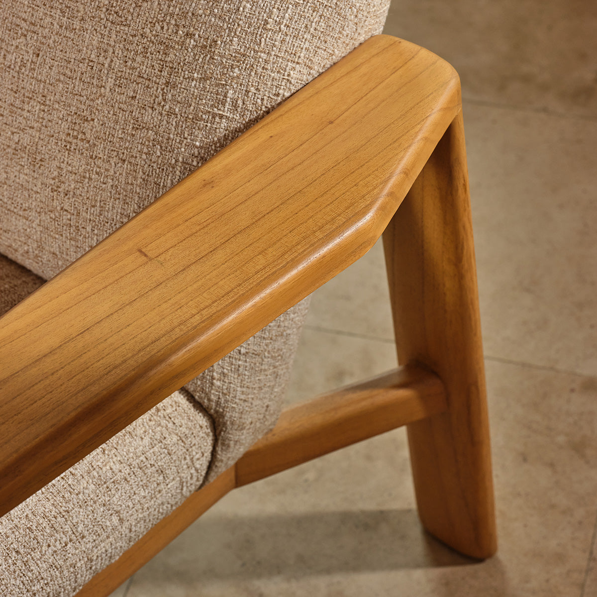 GABRIEL - Sillón de madera maciza de mindi y tela beige jaspeada