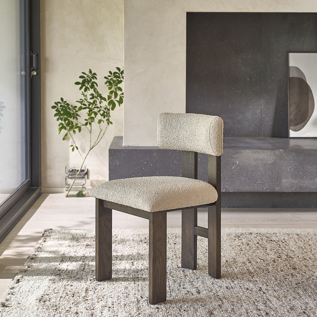 NOÉ - Silla de roble macizo marrón con tela bouclette beige