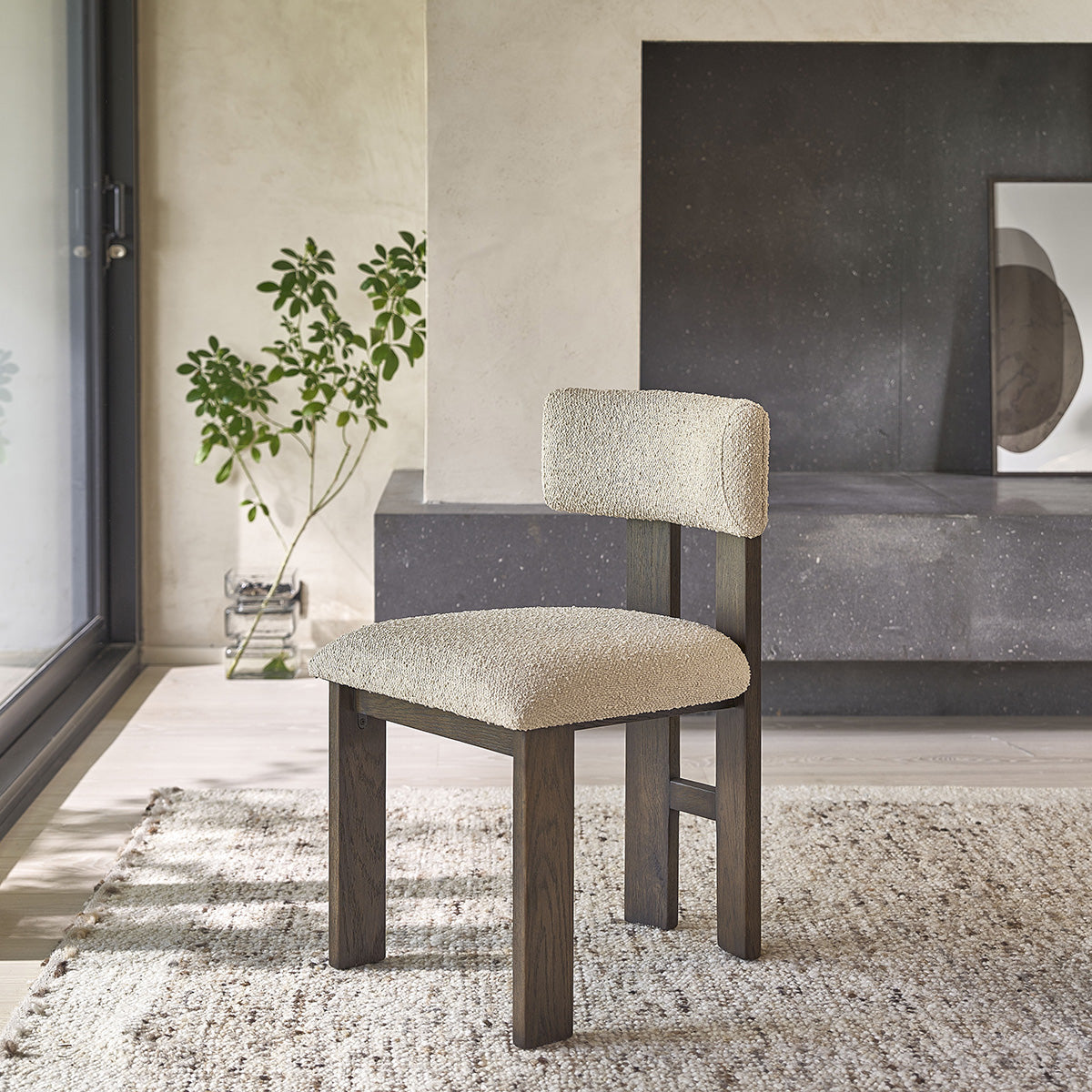 NOÉ - Silla de roble macizo marrón con tela bouclette beige