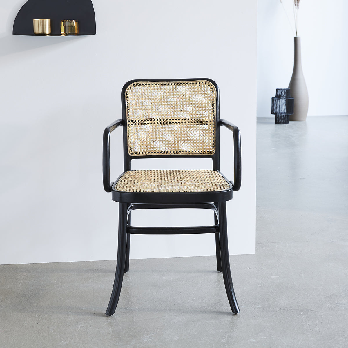 ARON - Silla con reposabrazos de caoba maciza y rejilla