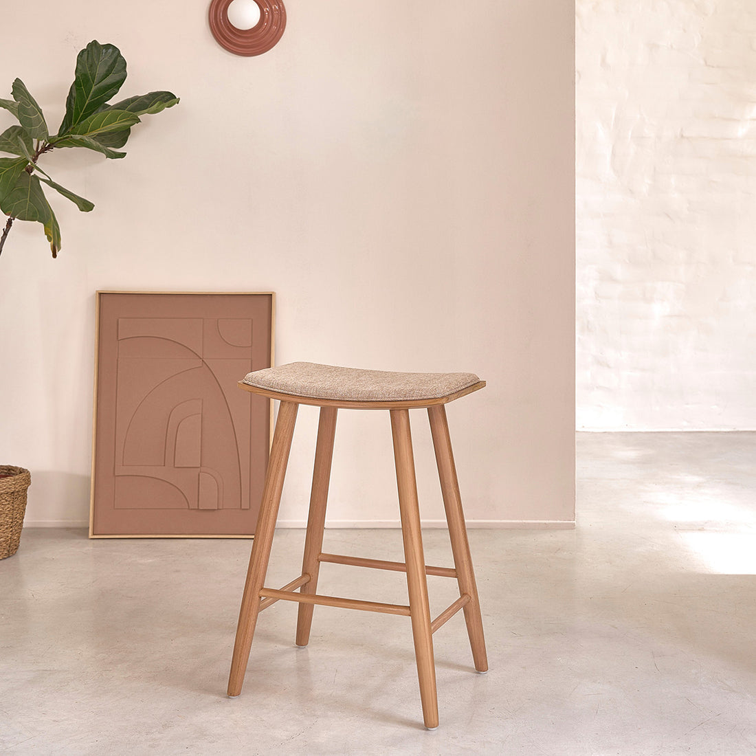 AMBRE - Taburete de teca maciza y terciopelo color crudo 65 cm