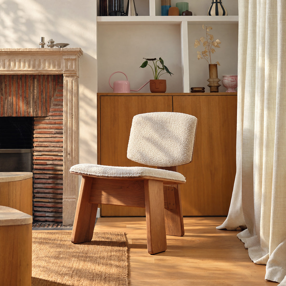 BILY - Sillón de teca maciza y tela bouclé de color crudo