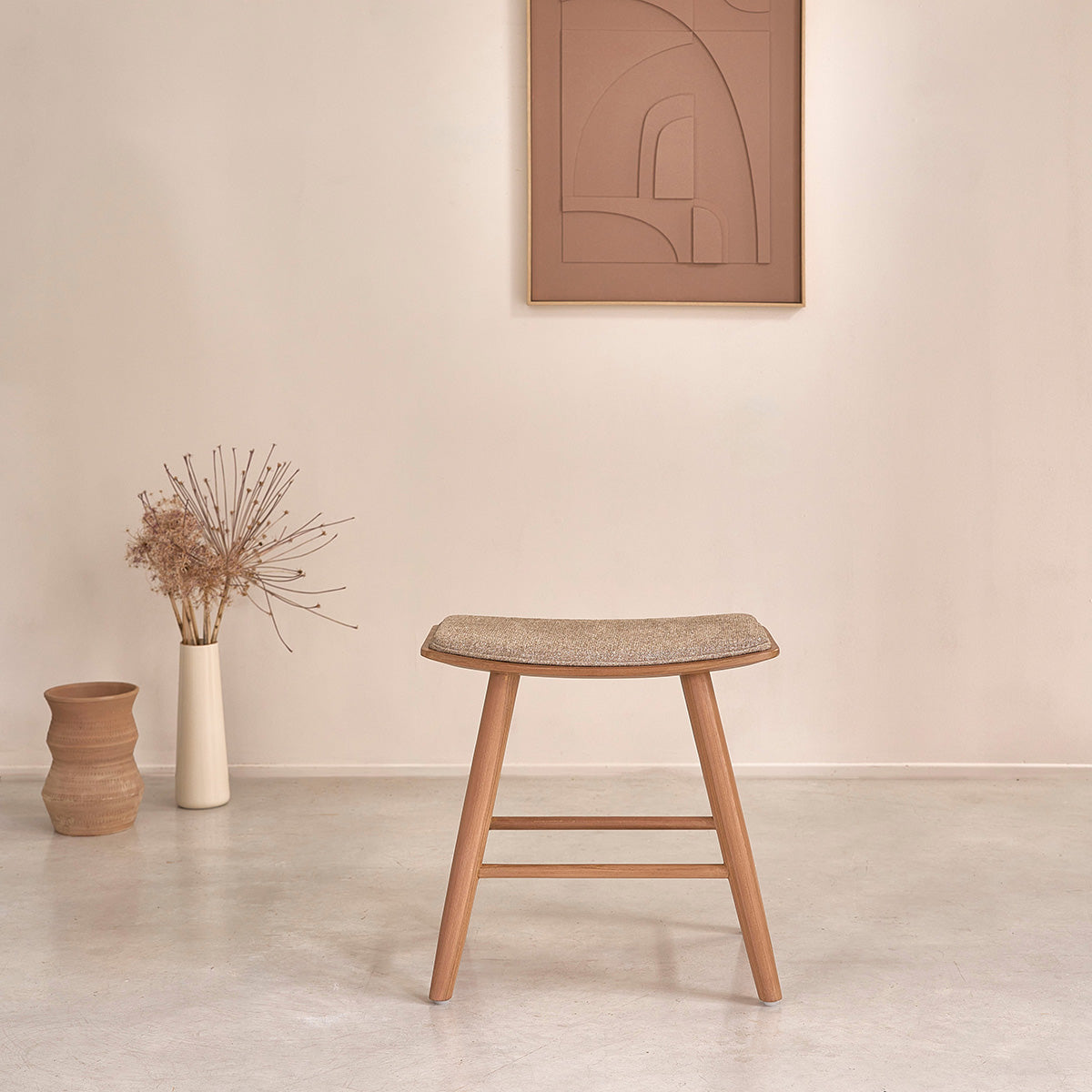 AMBRE - Taburete de teca maciza y terciopelo color crudo 45 cm