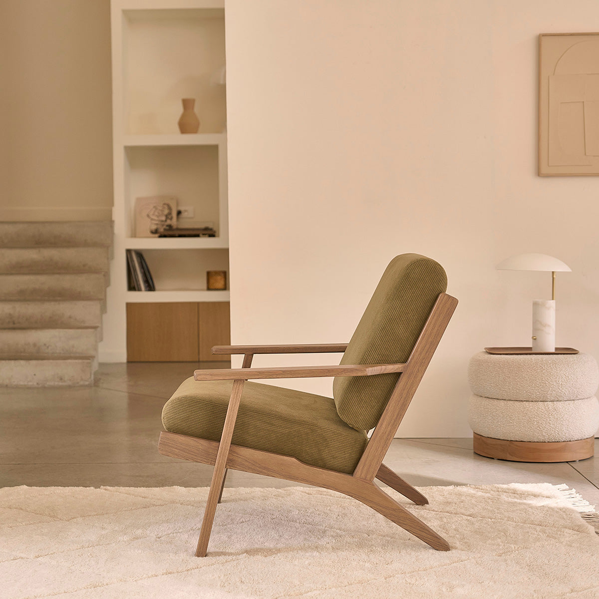 ACHILLE - Sillón de mindi macizo oscuro y terciopelo acanalado verde