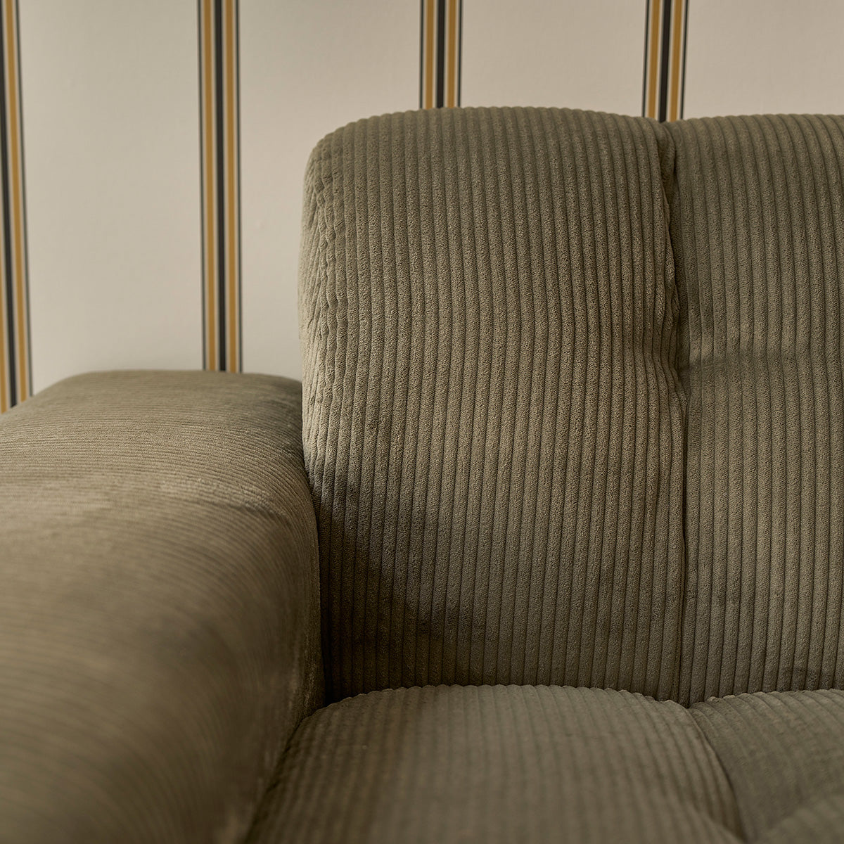 ALPHONSE - Sofá recto 4 plazas de terciopelo caqui