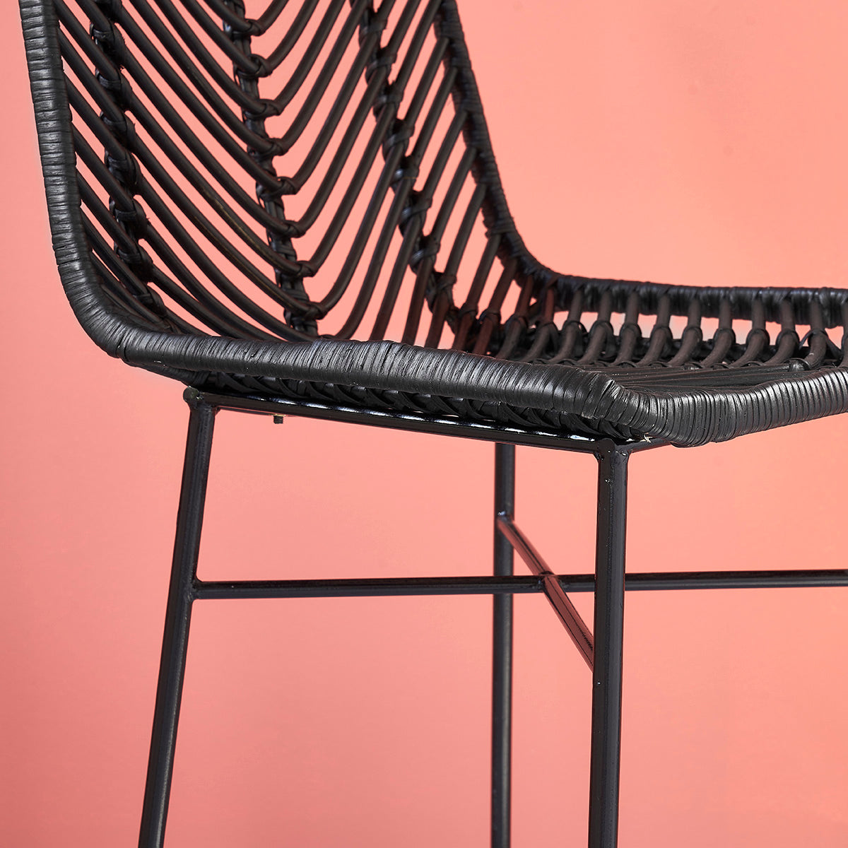 BOHEMA - Taburete de ratán y metal negro