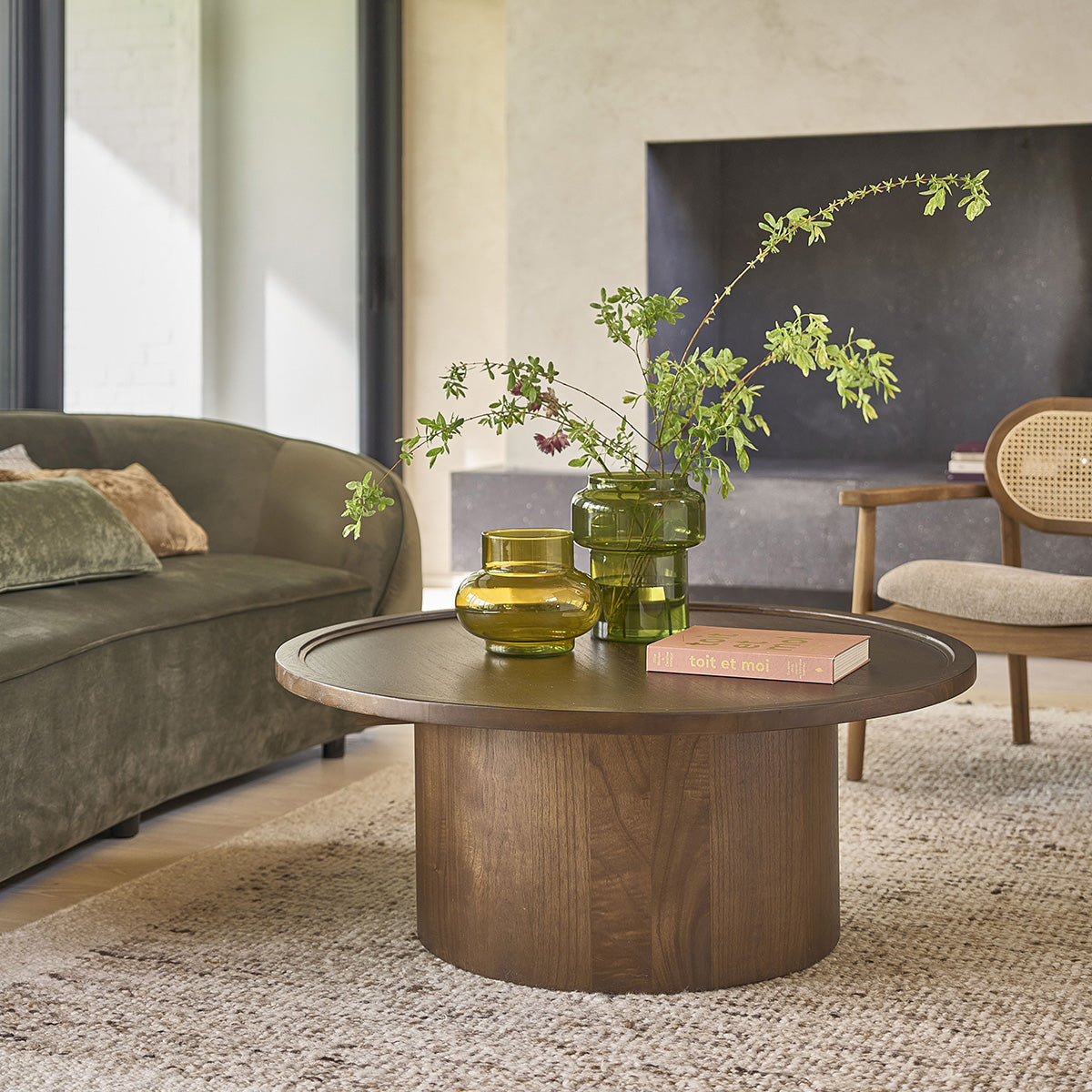 SOLÈNE - Mesa de centro redonda de mindi macizo acabado nogal Ø 100 cm