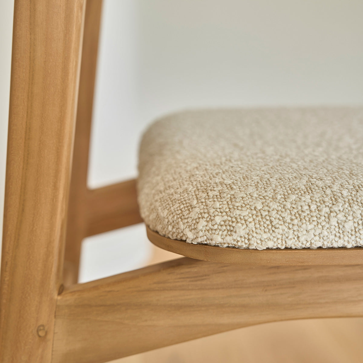 ADELE - Silla de teca maciza con asiento de buclé