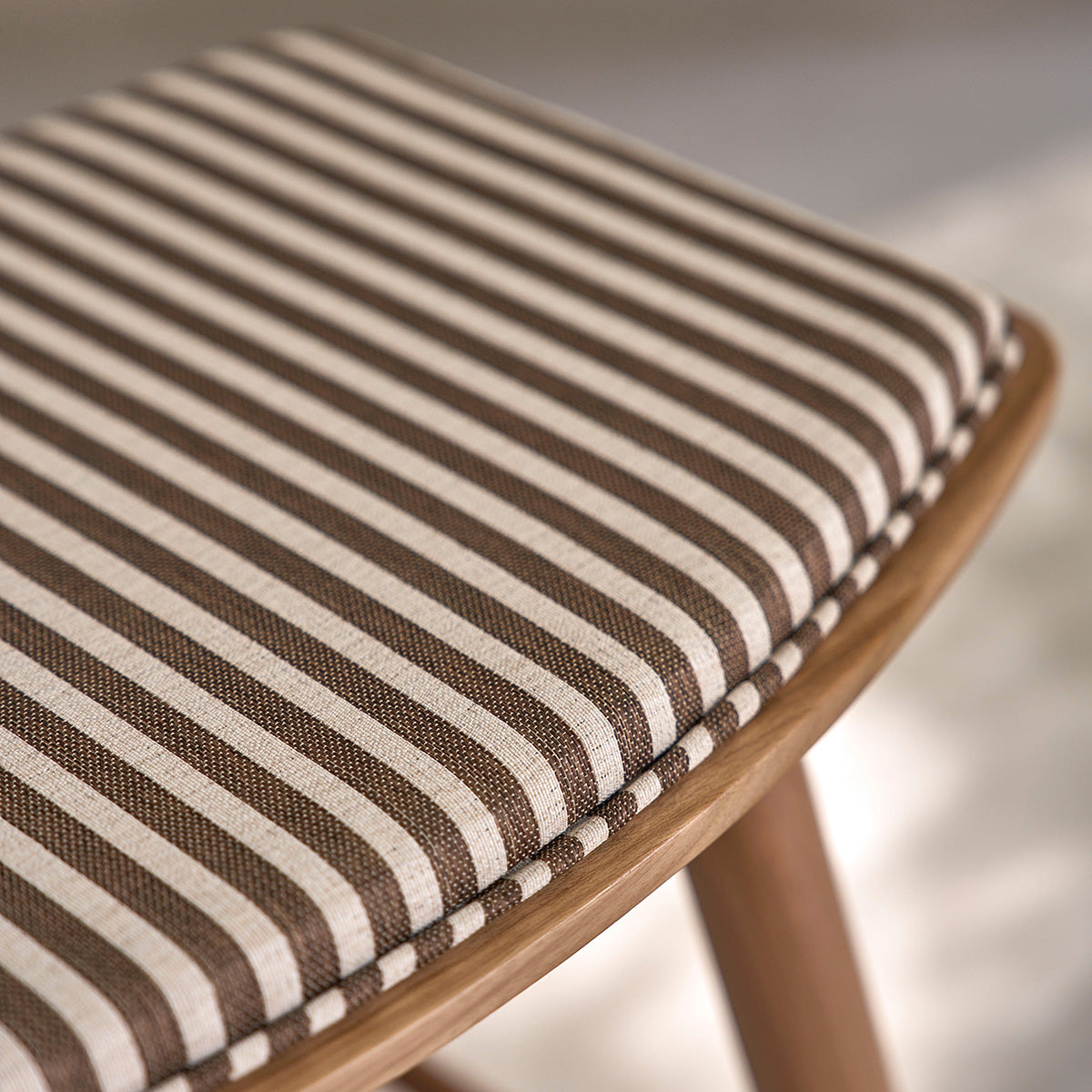 AMBRE - Taburete de teca maciza con asiento de rayas 45 cm