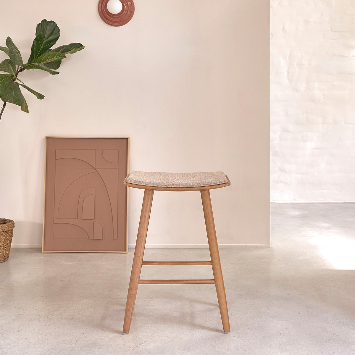 AMBRE - Taburete de teca maciza y terciopelo color crudo 65 cm