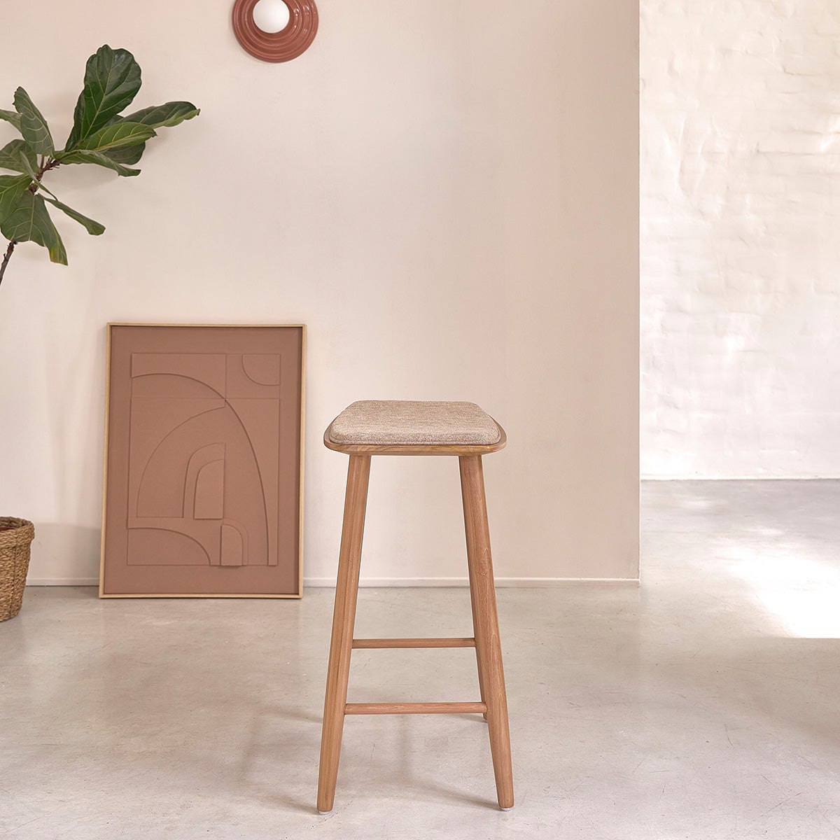 AMBRE - Taburete de teca maciza y terciopelo color crudo 65 cm