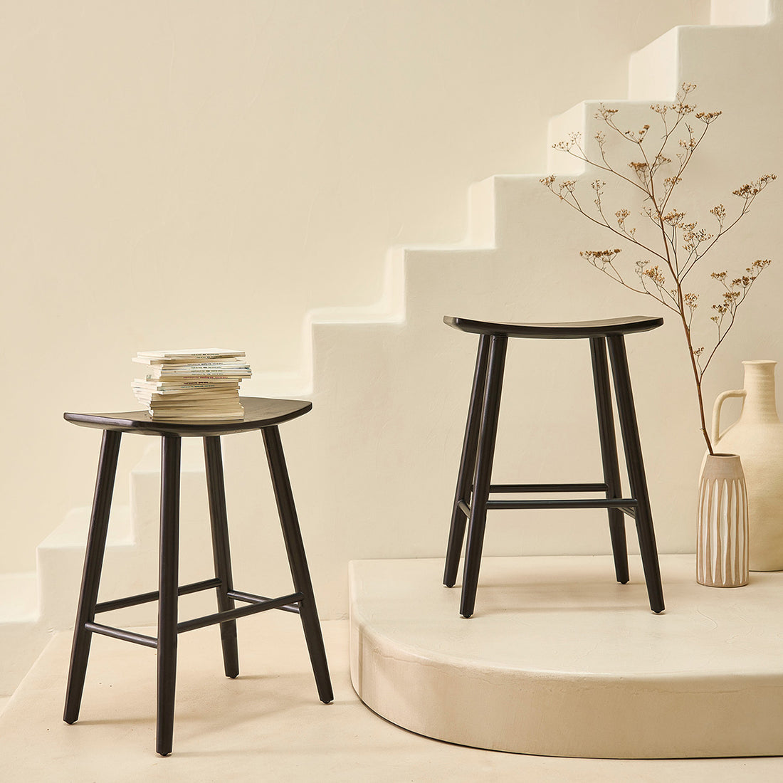 AMBRE - Juego de 2 taburetes de teca maciza negra de 65 cm