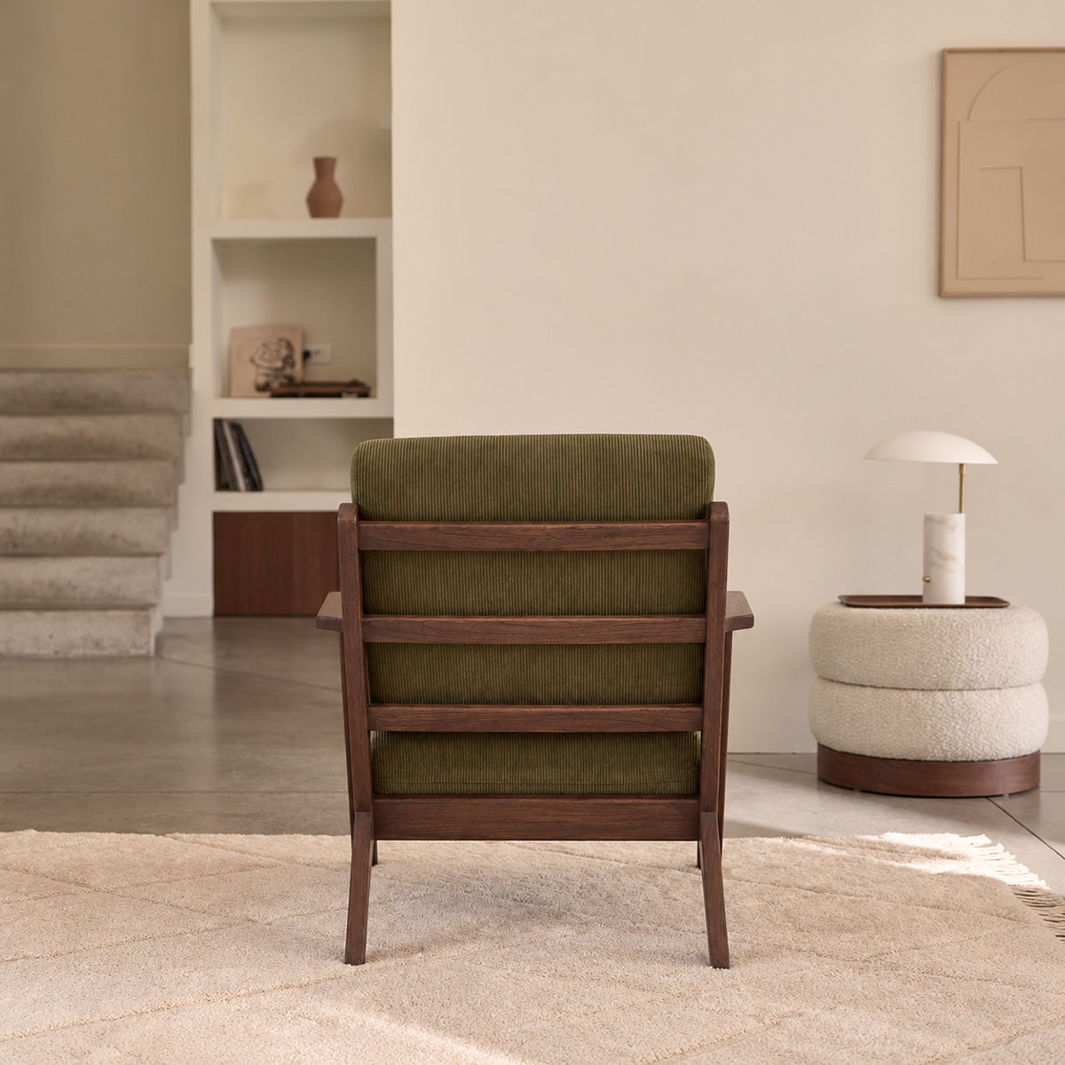 ACHILLE - Sillón de mindi macizo oscuro y terciopelo acanalado verde