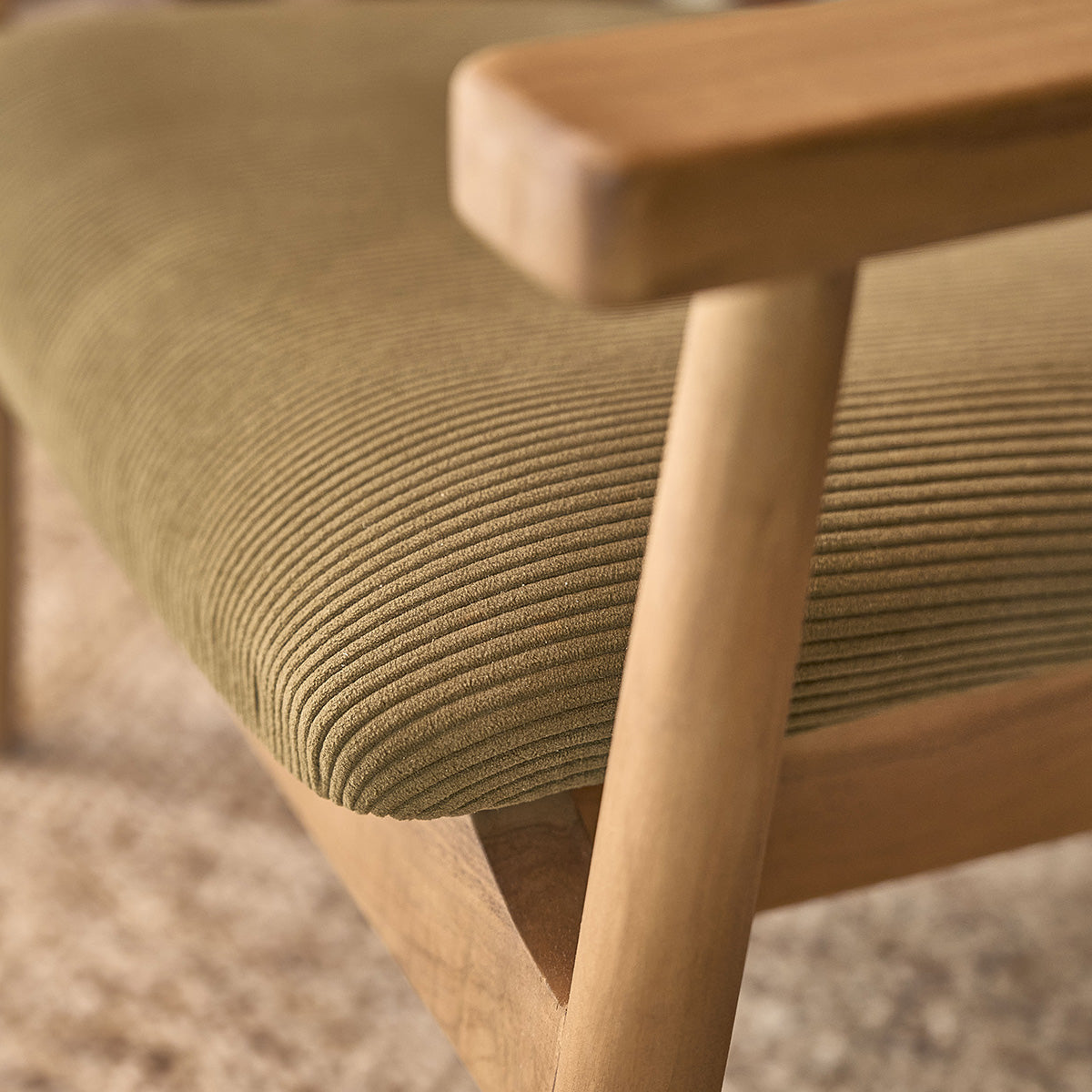 SABI - Sillón de teca maciza, rejilla y tejido de terciopelo caqui
