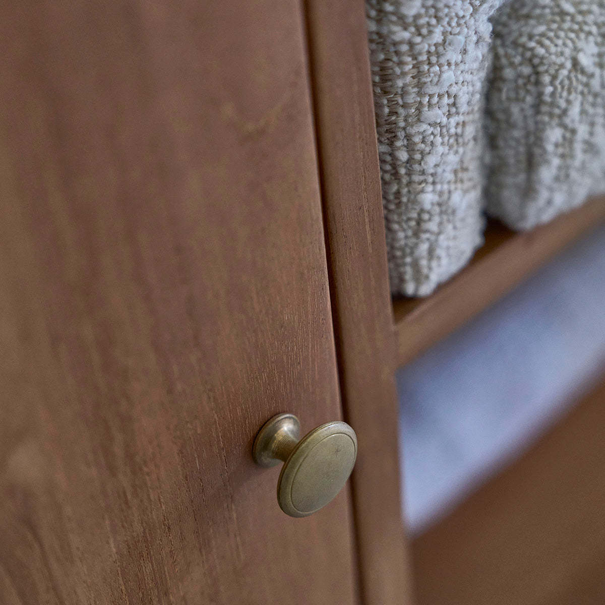 SERENE - Banco de teca maciza y tejido buclé de 120 cm