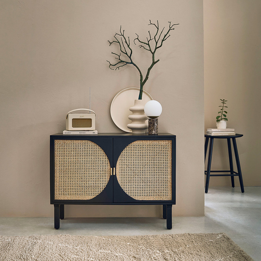 ZULMA - Aparador de mango macizo negro y rejilla de 100 cm