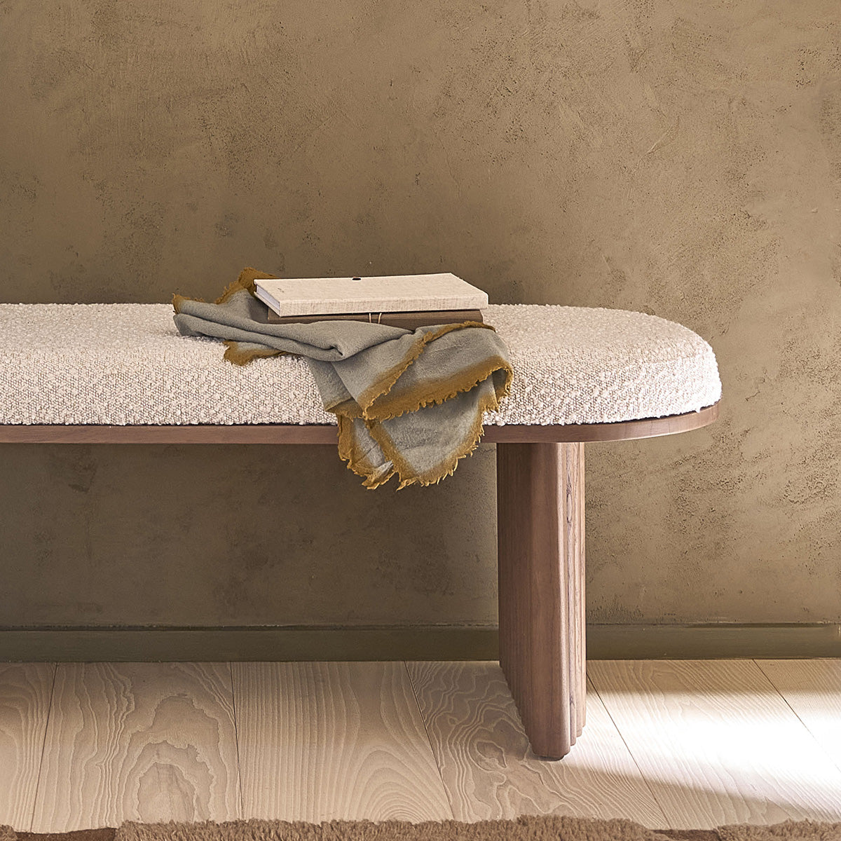 MARLOW - Banco de mindi macizo acabado nogal con tela bouclette 120 cm