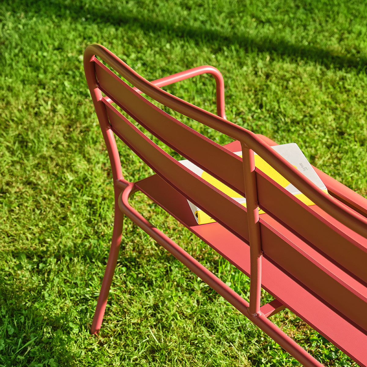 Banco de jardín de aluminio color frambuesa