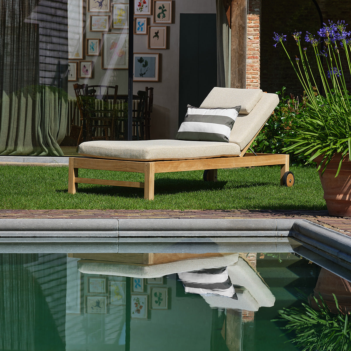 Tumbona reclinable de teca maciza con cojines de color beige jaspeado