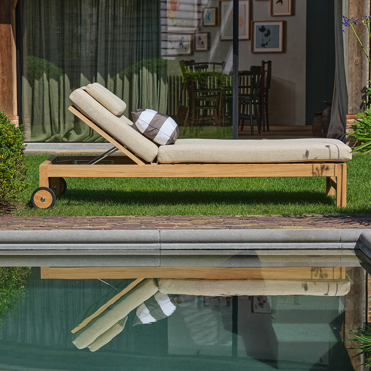 Tumbona reclinable de teca maciza con cojines de color beige jaspeado
