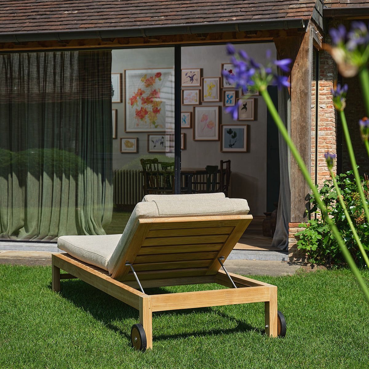Tumbona reclinable de teca maciza con cojines de color beige jaspeado