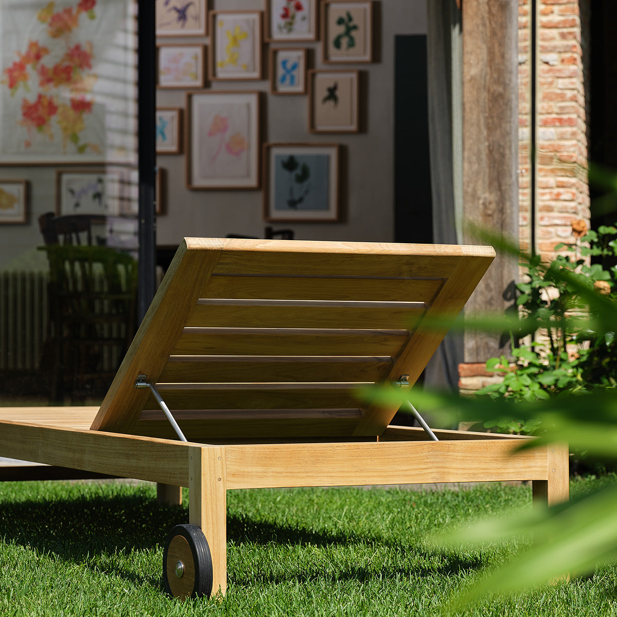 Tumbona reclinable de teca maciza con cojines de color beige jaspeado