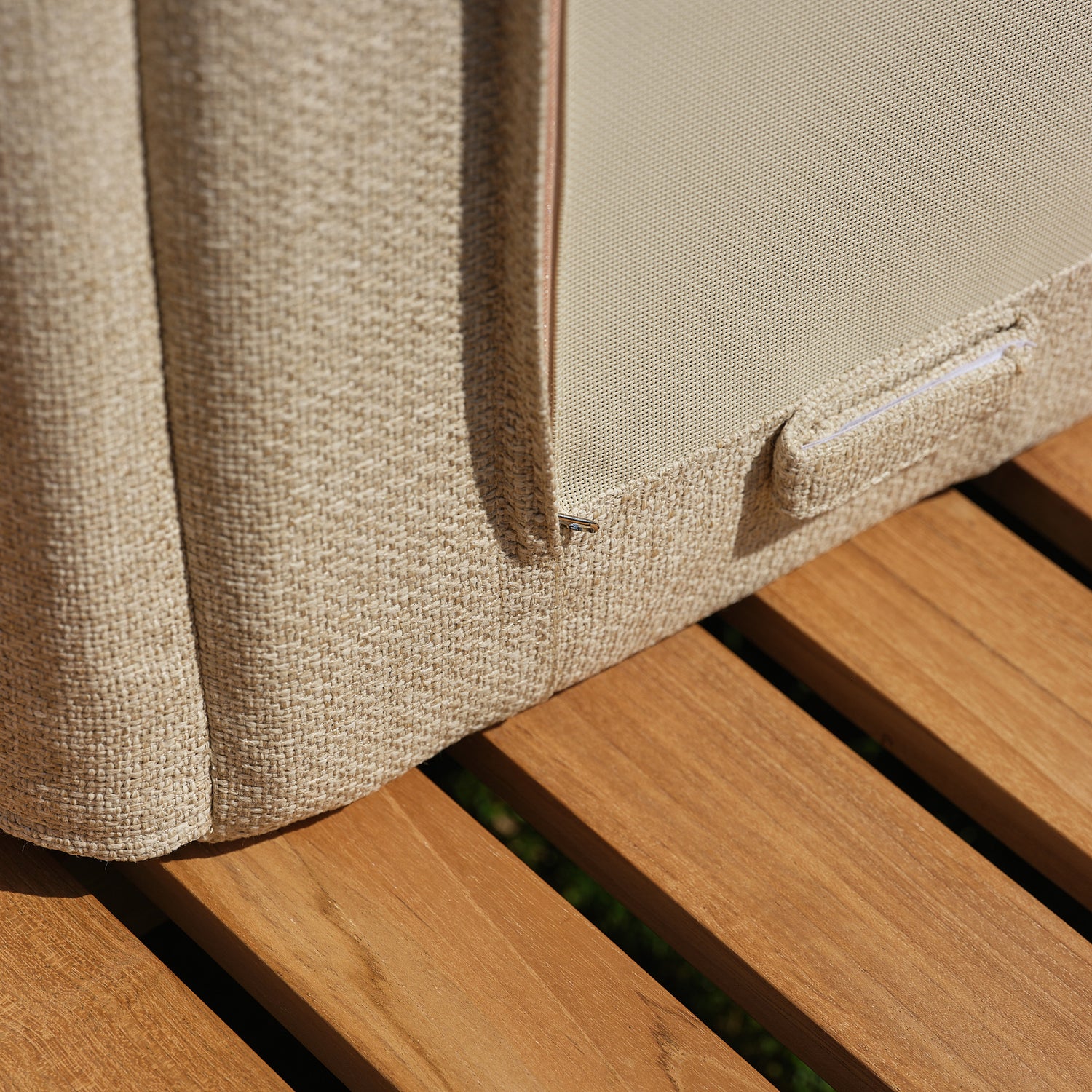 Tumbona reclinable de teca maciza con cojines de color beige jaspeado