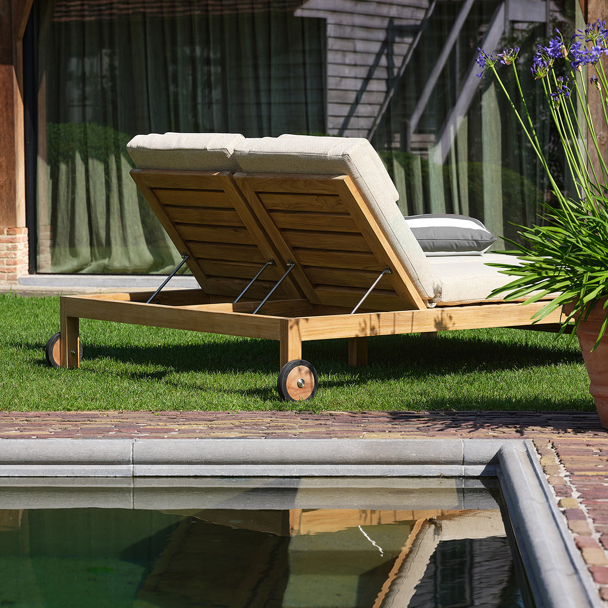 Tumbona doble reclinable de teca maciza con cojines de color beige jaspeado