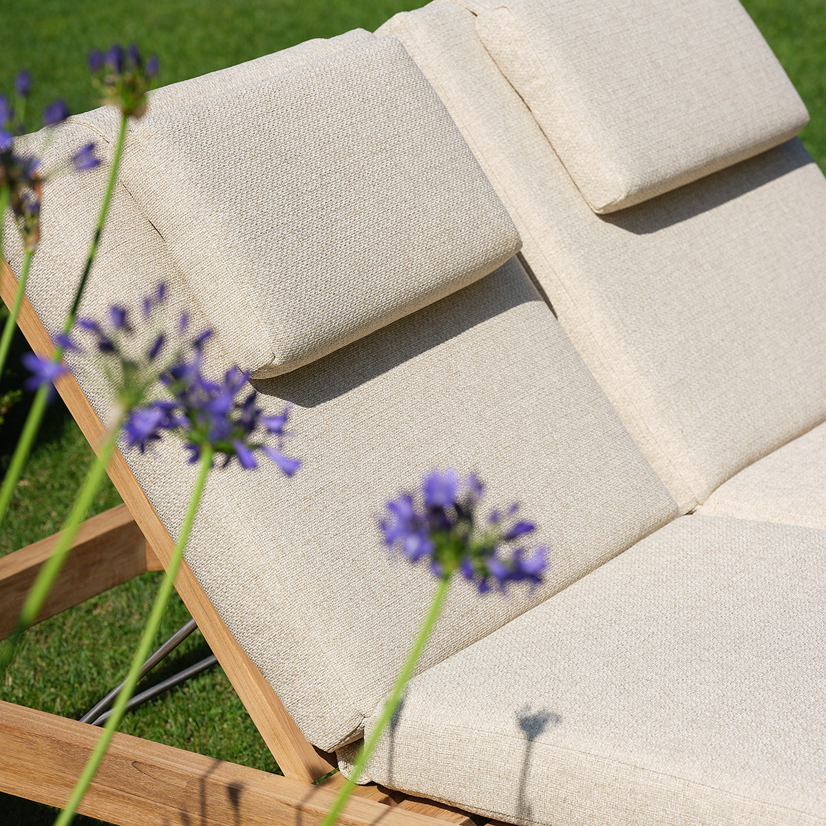 Tumbona doble reclinable de teca maciza con cojines de color beige jaspeado
