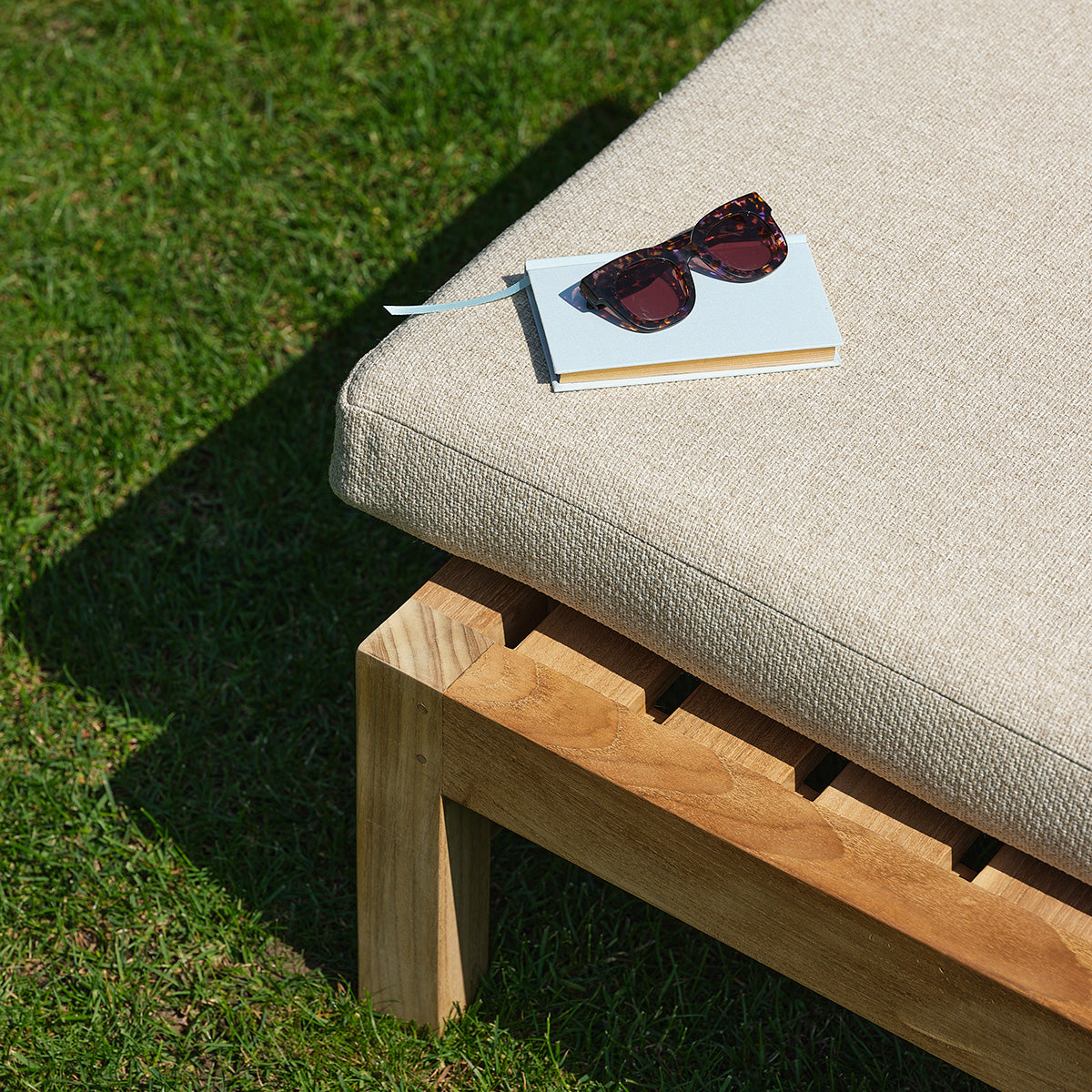 Tumbona doble reclinable de teca maciza con cojines de color beige jaspeado