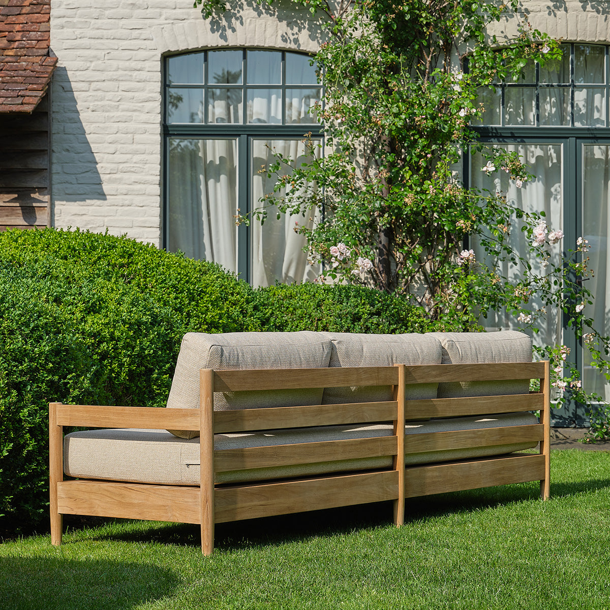 CALVI - Sofá de jardín bajo de teca maciza con cojines beige jaspeado, para 4 personas.