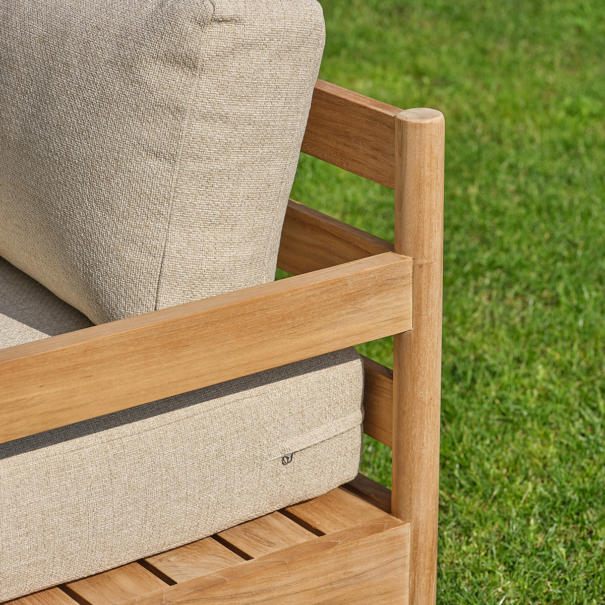 CALVI - Sofá de jardín bajo de teca maciza con cojines beige jaspeado, para 4 personas.