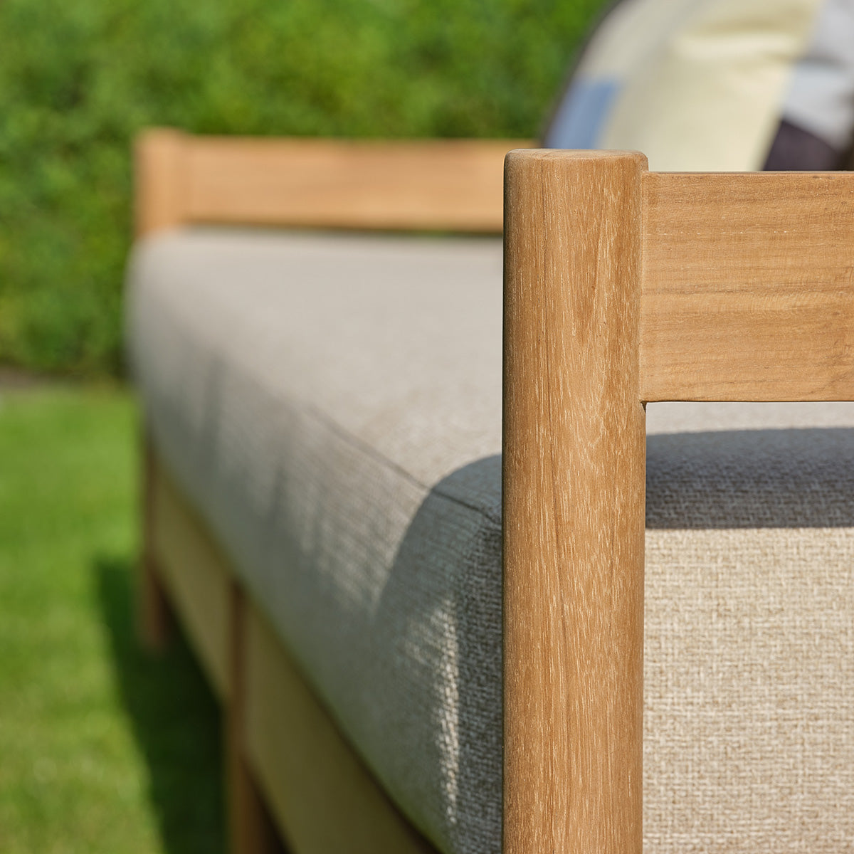 CALVI - Sofá de jardín bajo de teca maciza con cojines beige jaspeado, para 4 personas.