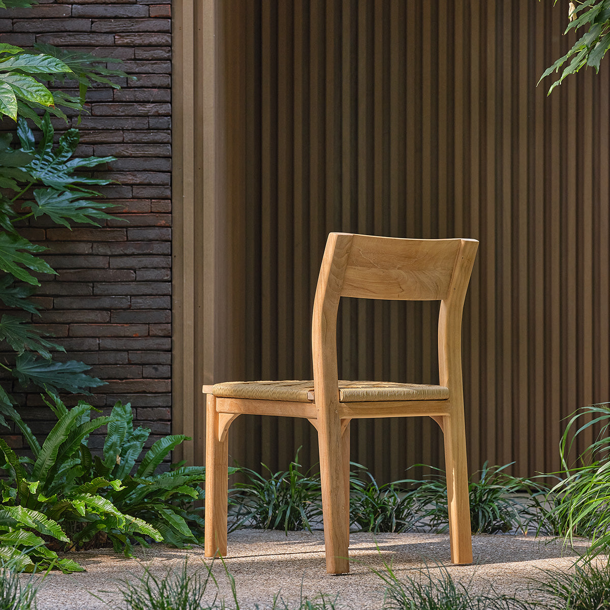 PIANA - Silla de jardín de teca maciza y ratán
