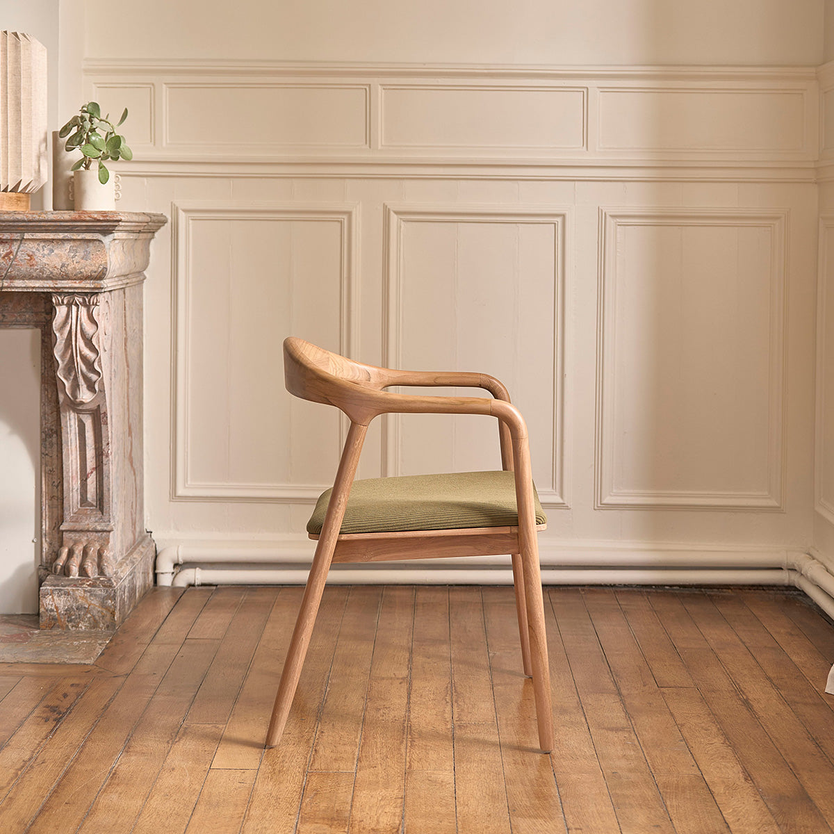 AMBRE - Silla de teca maciza con asiento de terciopelo acanalado caqui