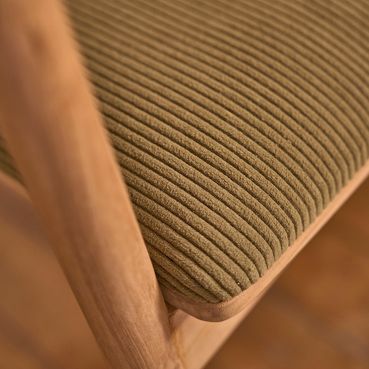 AMBRE - Silla de teca maciza con asiento de terciopelo acanalado caqui