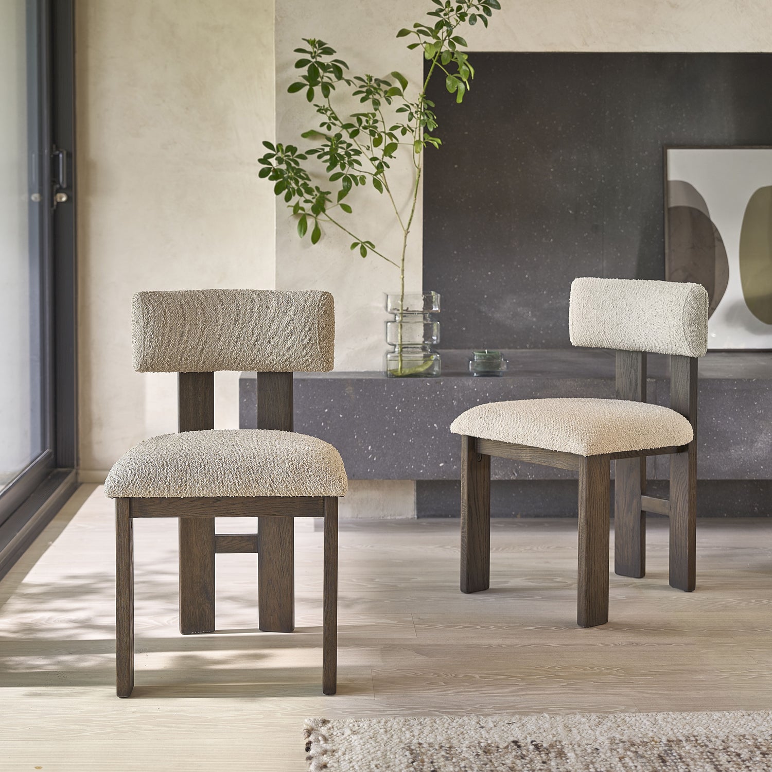 NOÉ - Silla de roble macizo marrón con tela bouclette beige