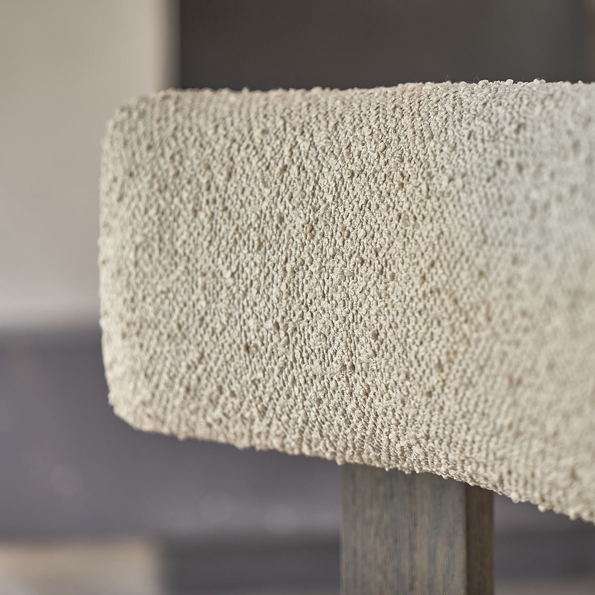 NOÉ - Lote de 2 sillas de roble macizo marrón y tela bouclette beige