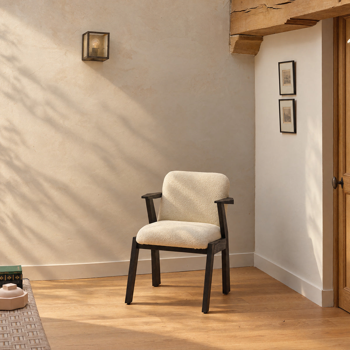 ZOLA - Silla de madera maciza de mindi negra y tela bouclé color crema