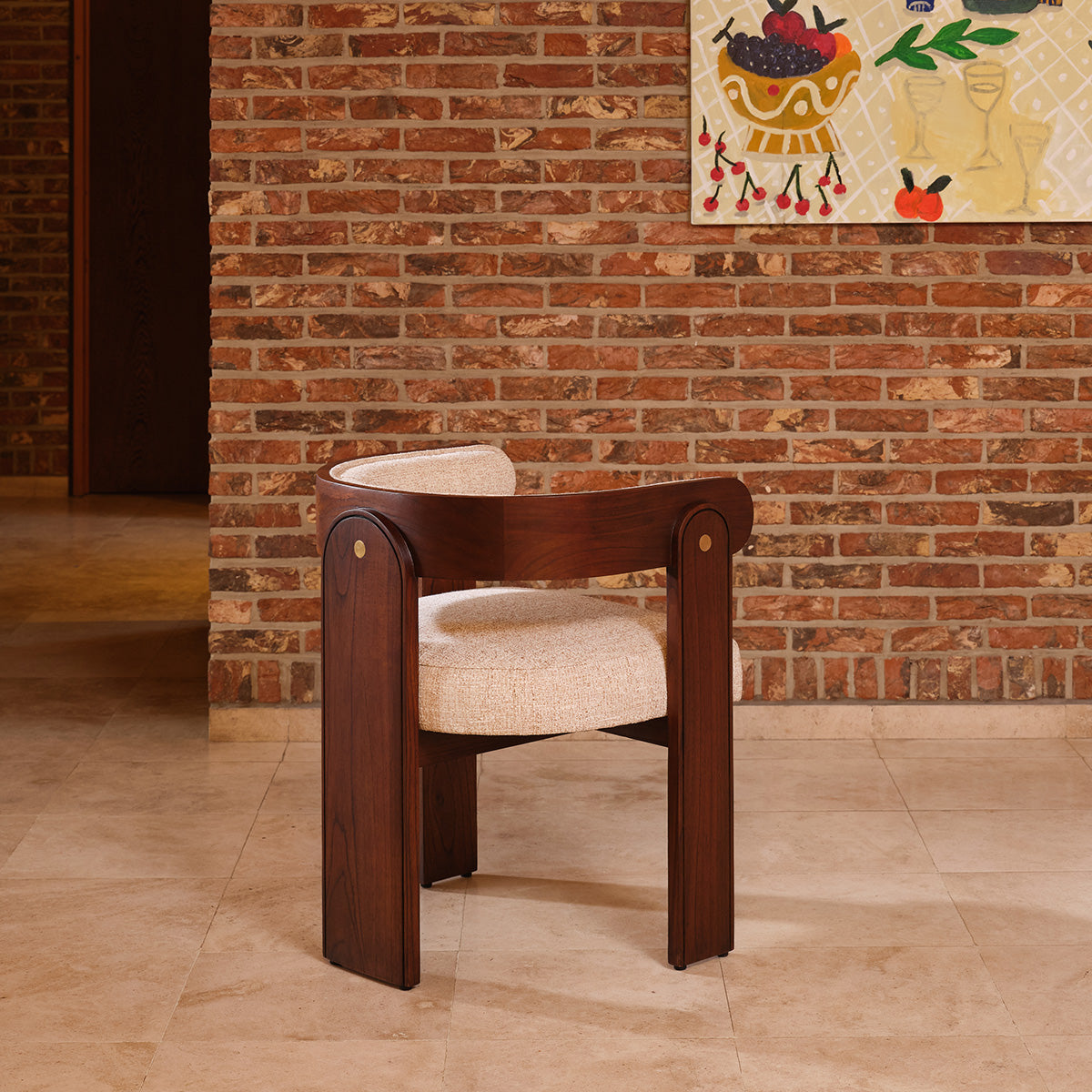ARCHIBALD - Silla de madera maciza de mindi y tejido bouclé crudo