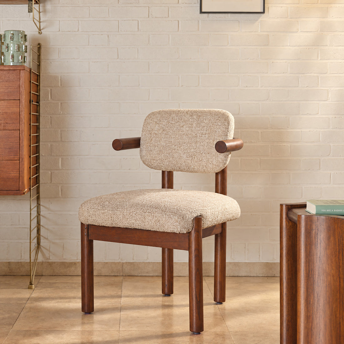 NEO - Silla de madera maciza de mindi y tela texturizada de color beige jaspeado