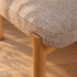 Silla de madera maciza de mindi natural y tela texturizada de color beige jaspeado
