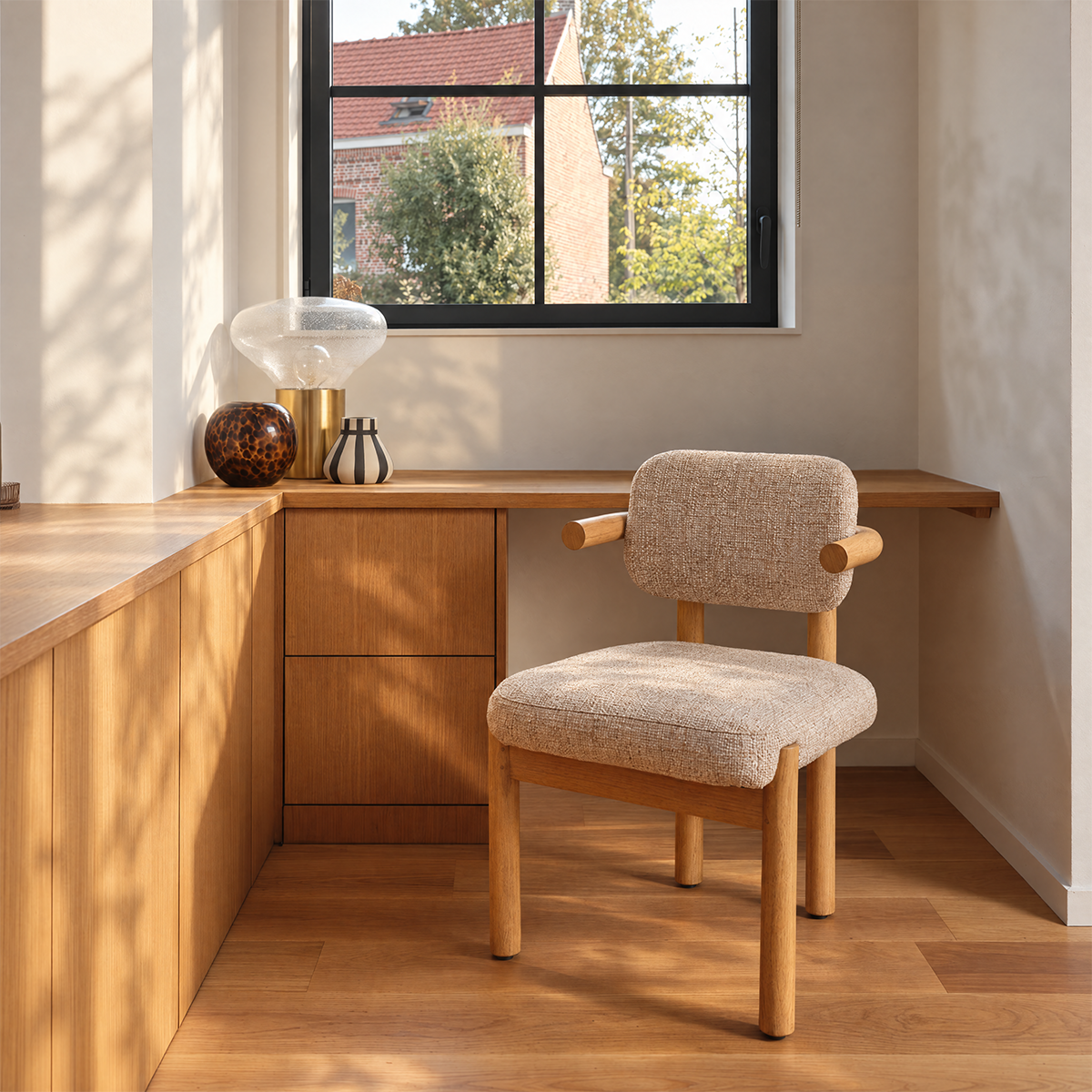 NEO - Silla de madera maciza de mindi natural y tela texturizada de color beige jaspeado