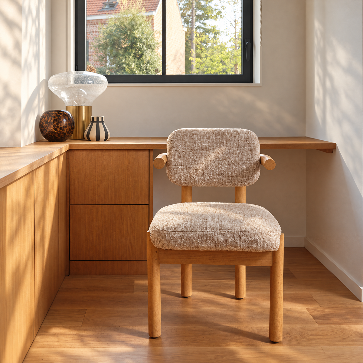 NEO - Silla de madera maciza de mindi natural y tela texturizada de color beige jaspeado