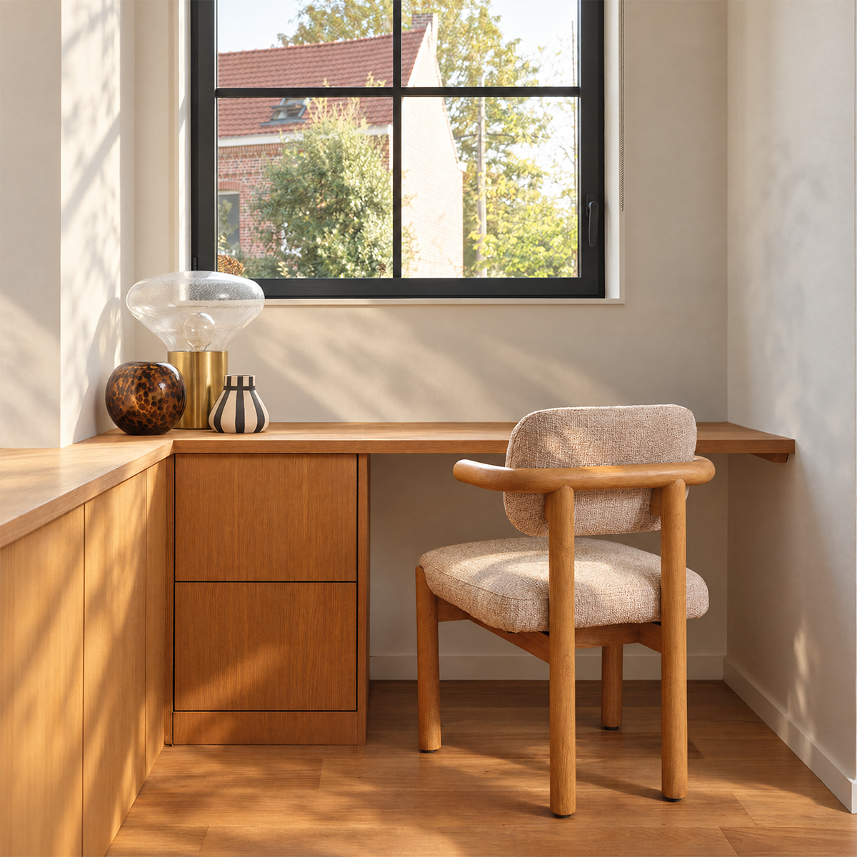 NEO - Silla de madera maciza de mindi natural y tela texturizada de color beige jaspeado